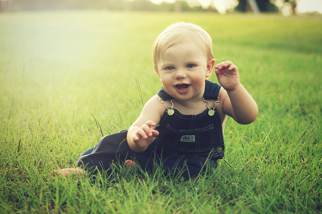 malé dítě v trávě